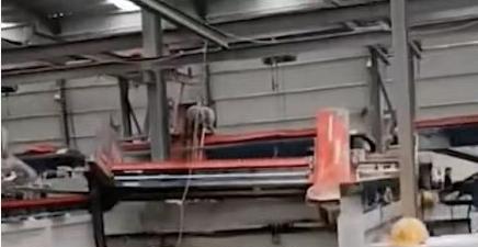湖北一员工因老板克扣1000元工资,一气之下 捣毁 整个工厂